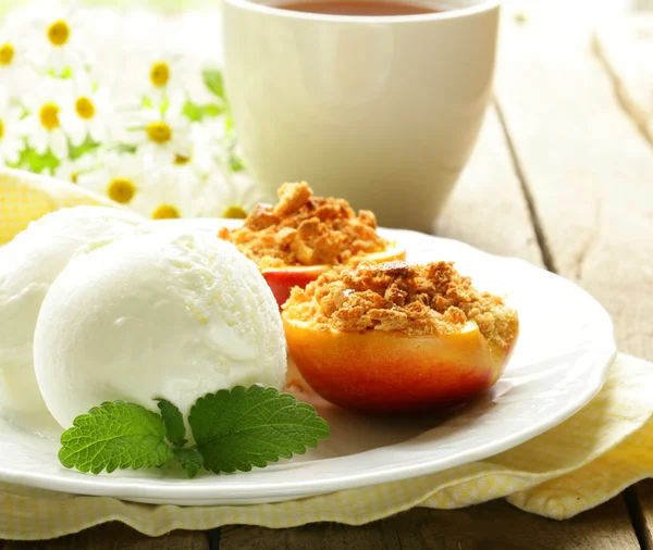 Gebackene Pfirsiche mit einer Kugel Eis, sommerliches Dessert — Stockfoto