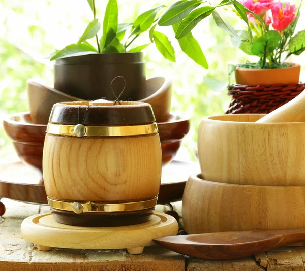 Деревянные кухонные принадлежности на естественном фоне — стоковое фото
