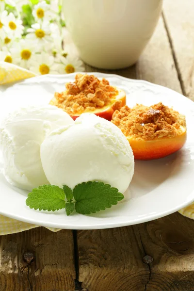 Печёные персики с мороженым, летний десерт — стоковое фото