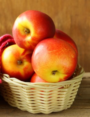 hasır sepet içinde kırmızı olgun şeftali