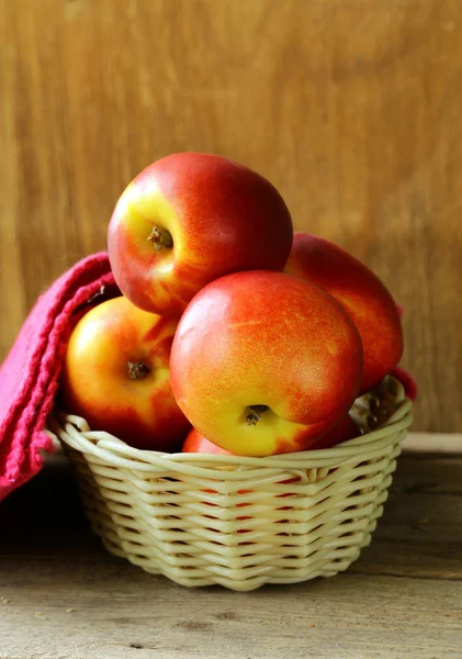 枝編み細工品バスケットで赤い熟した桃 — ストック写真