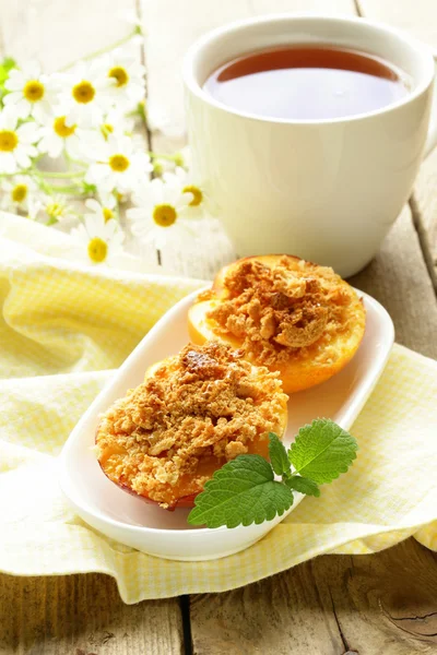 Bakt fersken, frisk sommerdessert – stockfoto