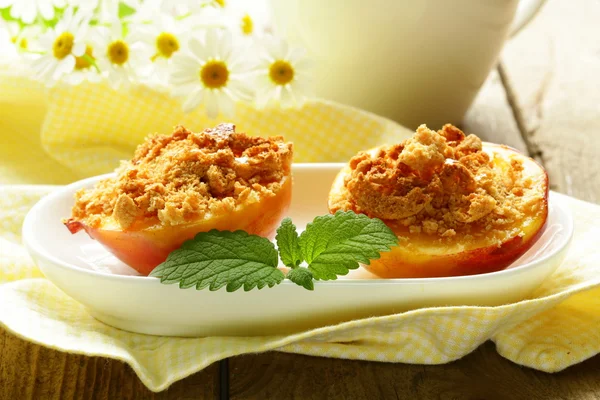 Gebackene Pfirsiche gesundes sommerliches Dessert — Stockfoto