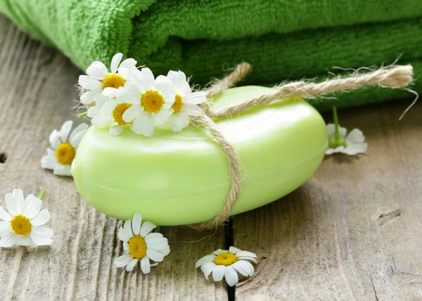 Jabón artesanal con flores sobre fondo orgánico —  Fotos de Stock