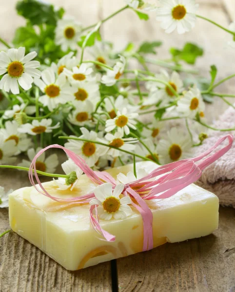 Jabón artesanal con flores sobre fondo orgánico —  Fotos de Stock