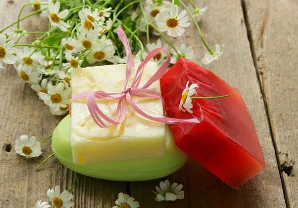Sabão artesanal com flores no fundo orgânico — Fotografia de Stock