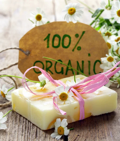 Ręcznie robione mydło z kwiatami na tle organiczny — Zdjęcie stockowe