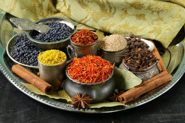 Collection d'épices diverses (paprika, curcuma, poivre, anis, cannelle, safran ) — Photo