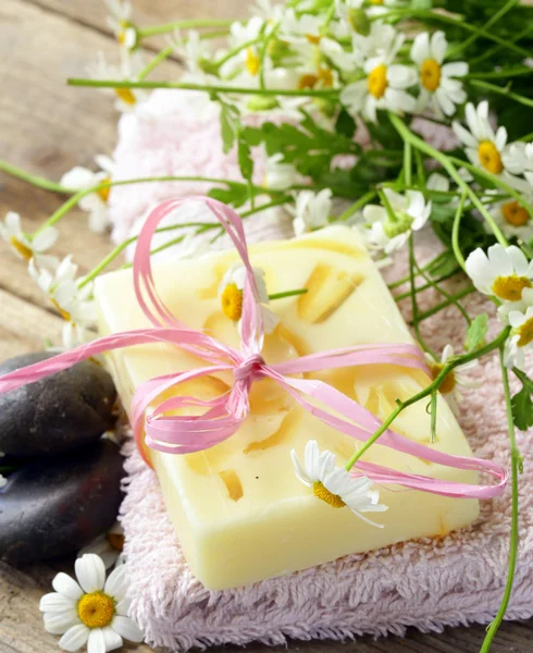 Jabón artesanal con flores sobre fondo orgánico — Foto de Stock