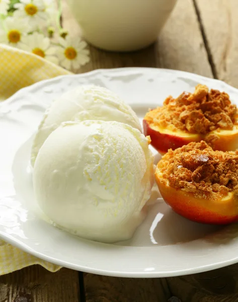 Melocotones al horno con una cucharada de helado, postre de verano —  Fotos de Stock