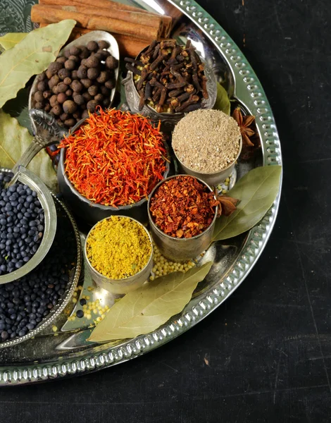 Innsamling av forskjellige krydder (paprika, gurkemeie, pepper, anis, kanel, safran ) – stockfoto