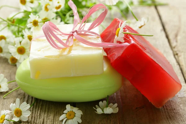 Handgemachte Seife mit Blumen auf dem Bio-Hintergrund — Stockfoto