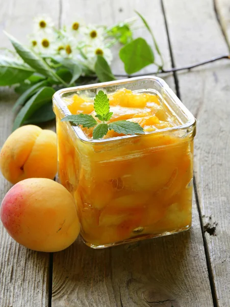 Персиковый джем (абрикосовый) в стеклянной банке — стоковое фото