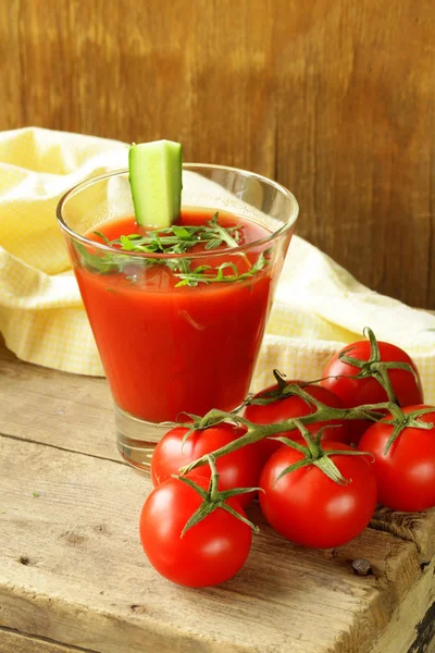 Cold tomato gazpacho soup with cucumber and arugula — Stock Photo, Image