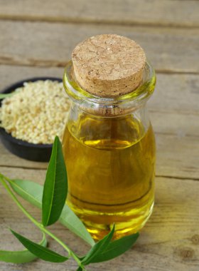 Susam ve ahşap bir masa üzeri yağlıboya