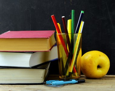 okul pano siyah arka plan üzerine bir kitap ve Kırtasiye (kalem, kurşun kalem, cetvel, pusula)