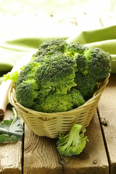 Fresh raw green cabbage broccoli in a wicker basket — Stock Photo, Image