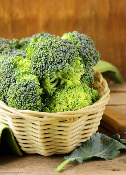 Fresh raw green cabbage broccoli in a wicker basket — Stock Photo, Image