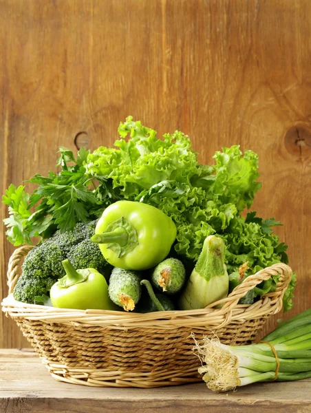 Verschiedenes grünes Gemüse (Paprika, Brokkoli, Gurken, grüne Zwiebeln, Salat)) — Stockfoto