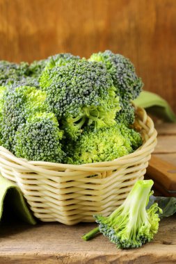 hasır sepet içinde taze çiğ yeşil lahana brokoli