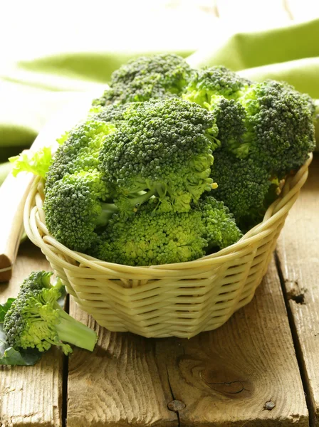 Friss, nyers, zöld káposzta brokkoli egy fonott kosárban — Stock Fotó