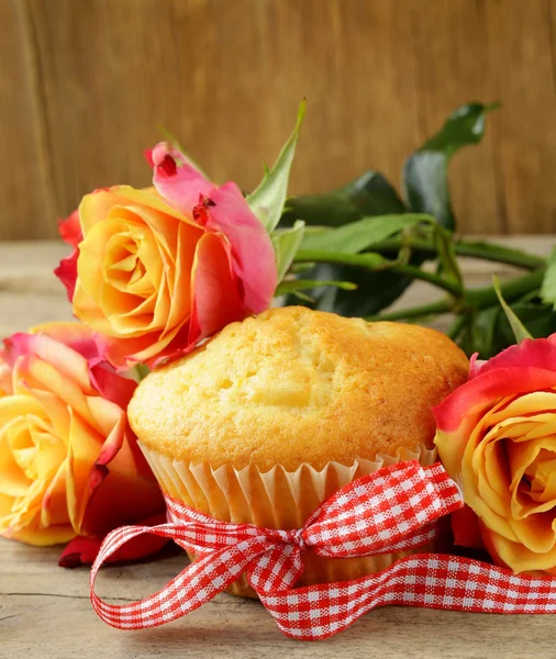 Pastel de magdalena con un ramo de rosas - regalo dulce — Foto de Stock