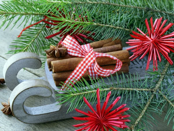 Новорічна композиція - дерев'яні санчата з подарунками та гілками ялинок — стокове фото