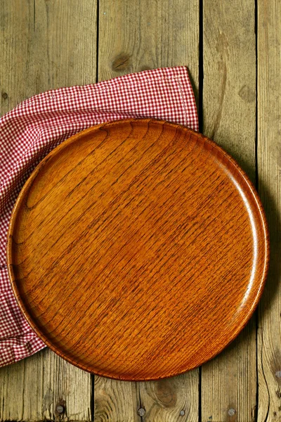 Pusty płyta drewniana na starym drewnianym stole — Zdjęcie stockowe