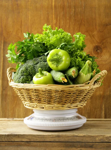 Vários verduras verdes (pimentas, brócolis, pepinos, cebolas verdes, alface ) — Fotografia de Stock