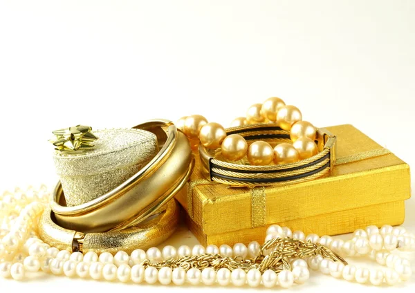 Gold and pearl jewelry, gift boxes on a white background — Stock Photo, Image