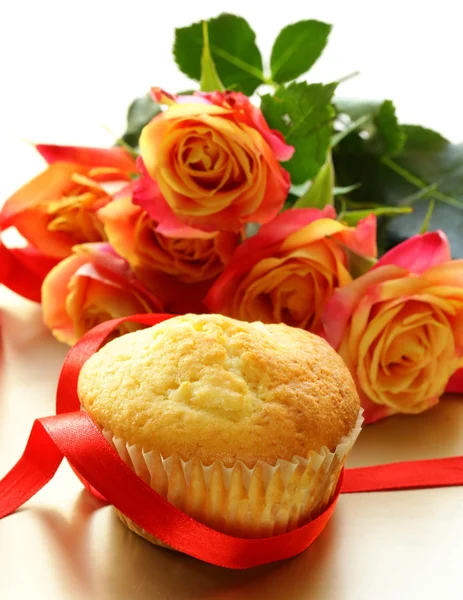 Cake muffin with a bouquet of roses - sweet gift — Stock Photo, Image
