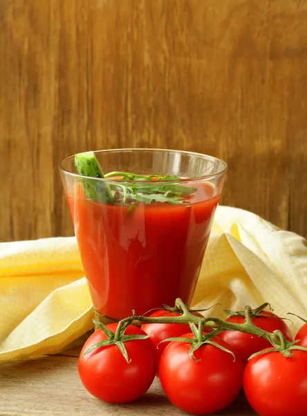 Soupe de gaspacho de tomates froides au concombre et à la roquette — Photo