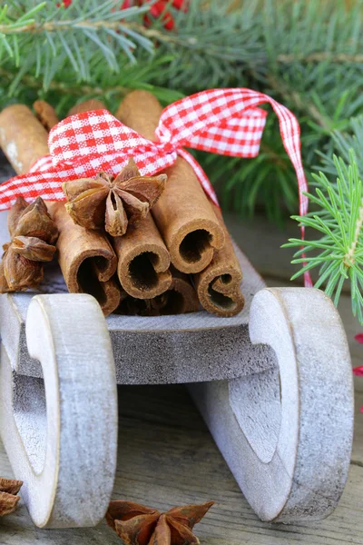 Weihnachtskomposition - ein Holzschlitten mit Geschenken und Tannenzweigen — Stockfoto