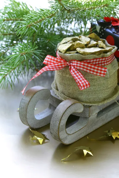 Vánoční skladba - dřevěné sáně s dárky a jedle větví — Stock fotografie