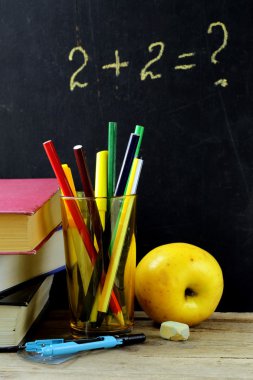 okul pano siyah arka plan üzerine bir kitap ve Kırtasiye (kalem, kurşun kalem, cetvel, pusula)