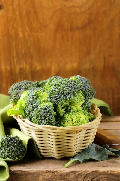 Fresh raw green cabbage broccoli in a wicker basket — Stock Photo, Image