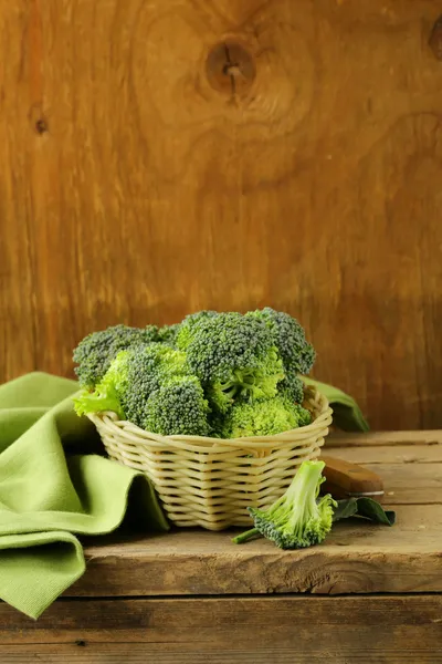 Brócoli fresco de col verde cruda en una canasta de mimbre —  Fotos de Stock