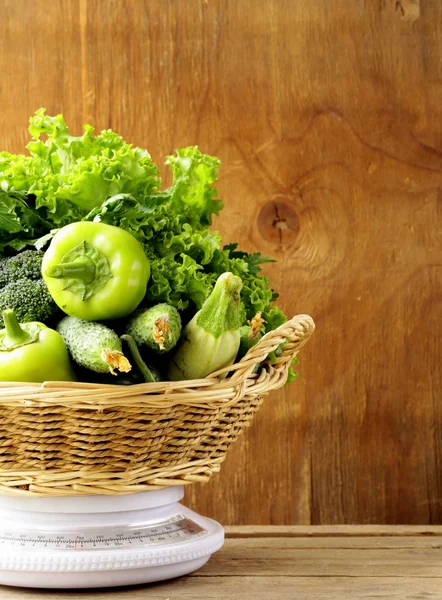 Verschiedenes grünes Gemüse (Paprika, Brokkoli, Gurken, grüne Zwiebeln, Salat)) — Stockfoto