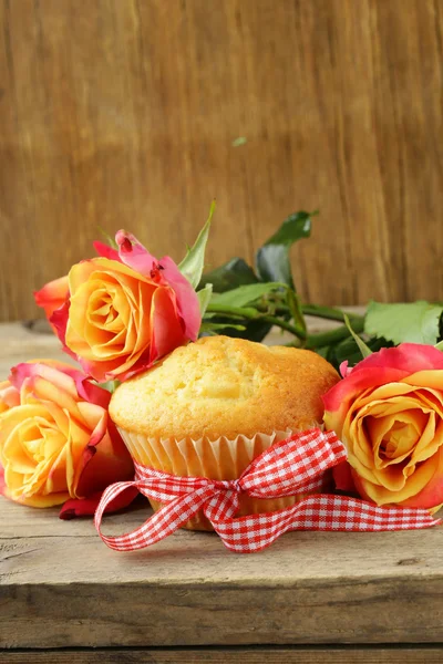 Cake muffin with a bouquet of roses - sweet gift — Stock Photo, Image