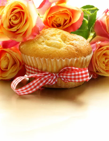 Tårta muffin med en bukett rosor - söt gåva — Stockfoto