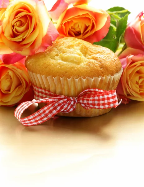 Pastel de magdalena con un ramo de rosas - regalo dulce — Foto de Stock