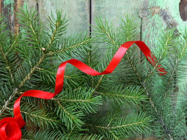 yeşil çam ağacı dalları Noel ahşap arka plan olduğunu