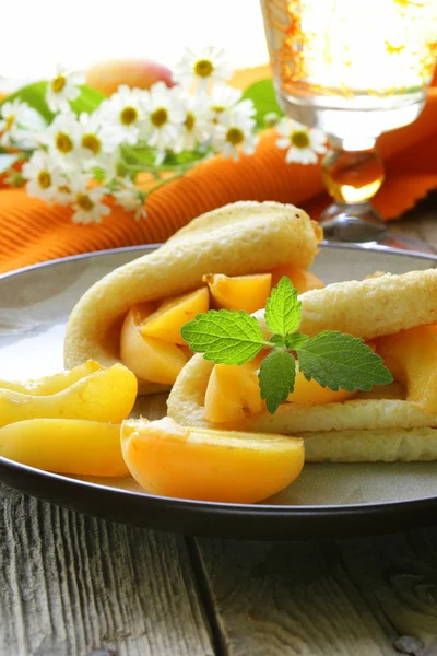 薄煎饼 (绉) 与桃子和薄荷 — 图库照片