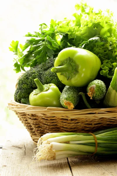 Különféle zöldségek (paprika, brokkoli, uborka, zöld hagyma, saláta) — Stock Fotó