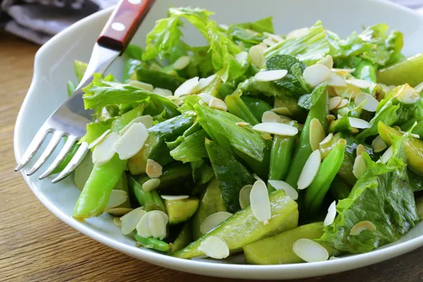 Зеленый салат с огурцами и зеленой фасолью — стоковое фото
