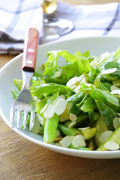 Salada verde com pepinos e feijão verde — Fotografia de Stock