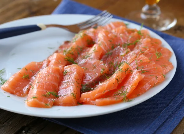 Pesce rosso (salmone) con aneto - antipasto gourmet — Foto Stock