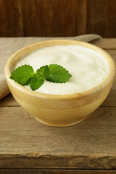 Produtos lácteos orgânicos naturais (nata azeda, iogurte, queijo creme ) — Fotografia de Stock