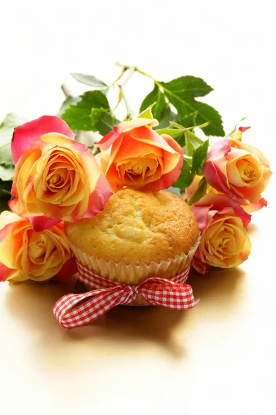 Taart muffin met een boeket rozen - zoet geschenk — Stockfoto