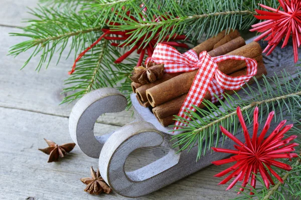Новорічна композиція - дерев'яні санчата з подарунками та гілками ялинок — стокове фото